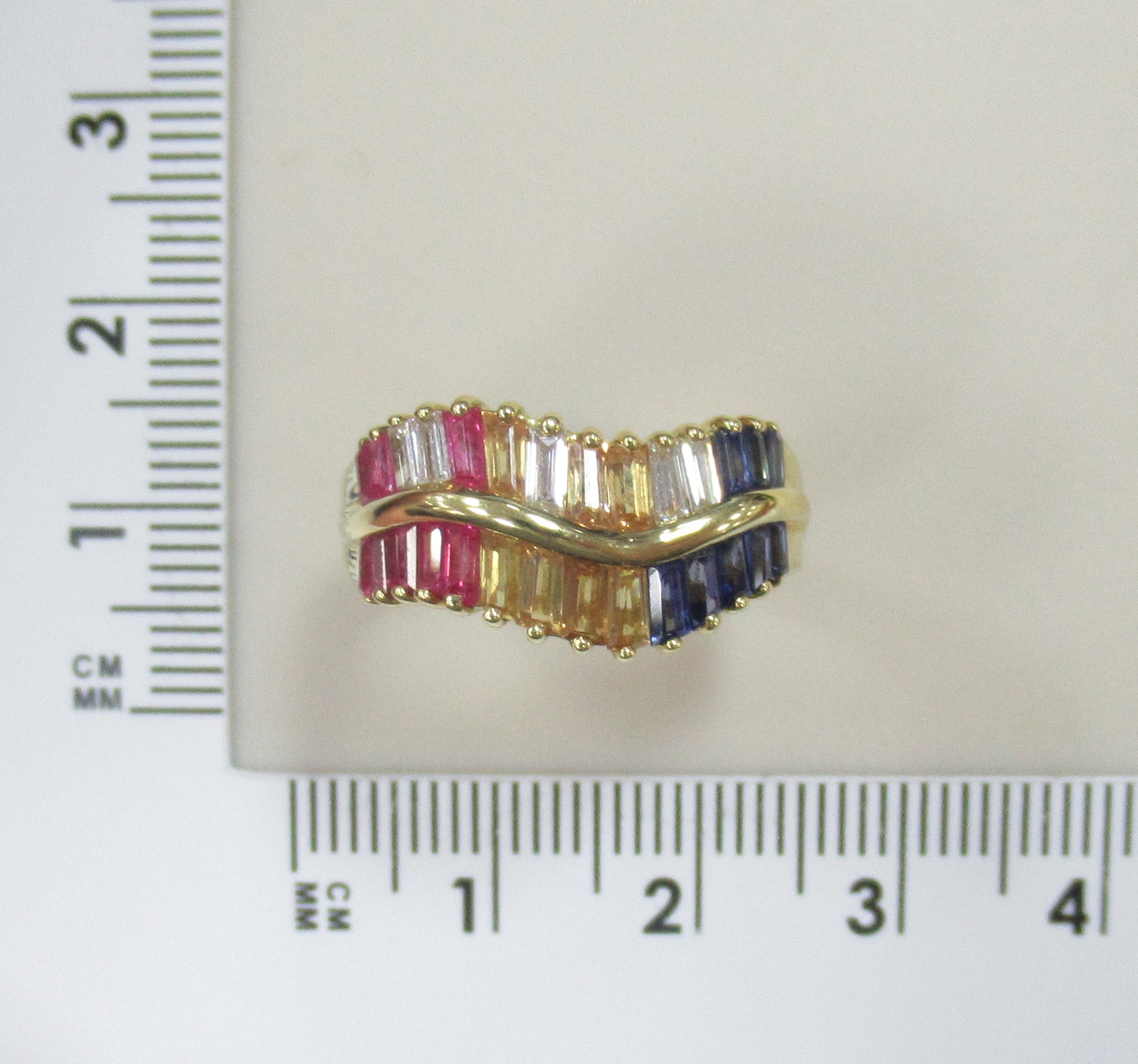 Кольцо из желтого золота с рубинами. бриллиантами и сапфирами